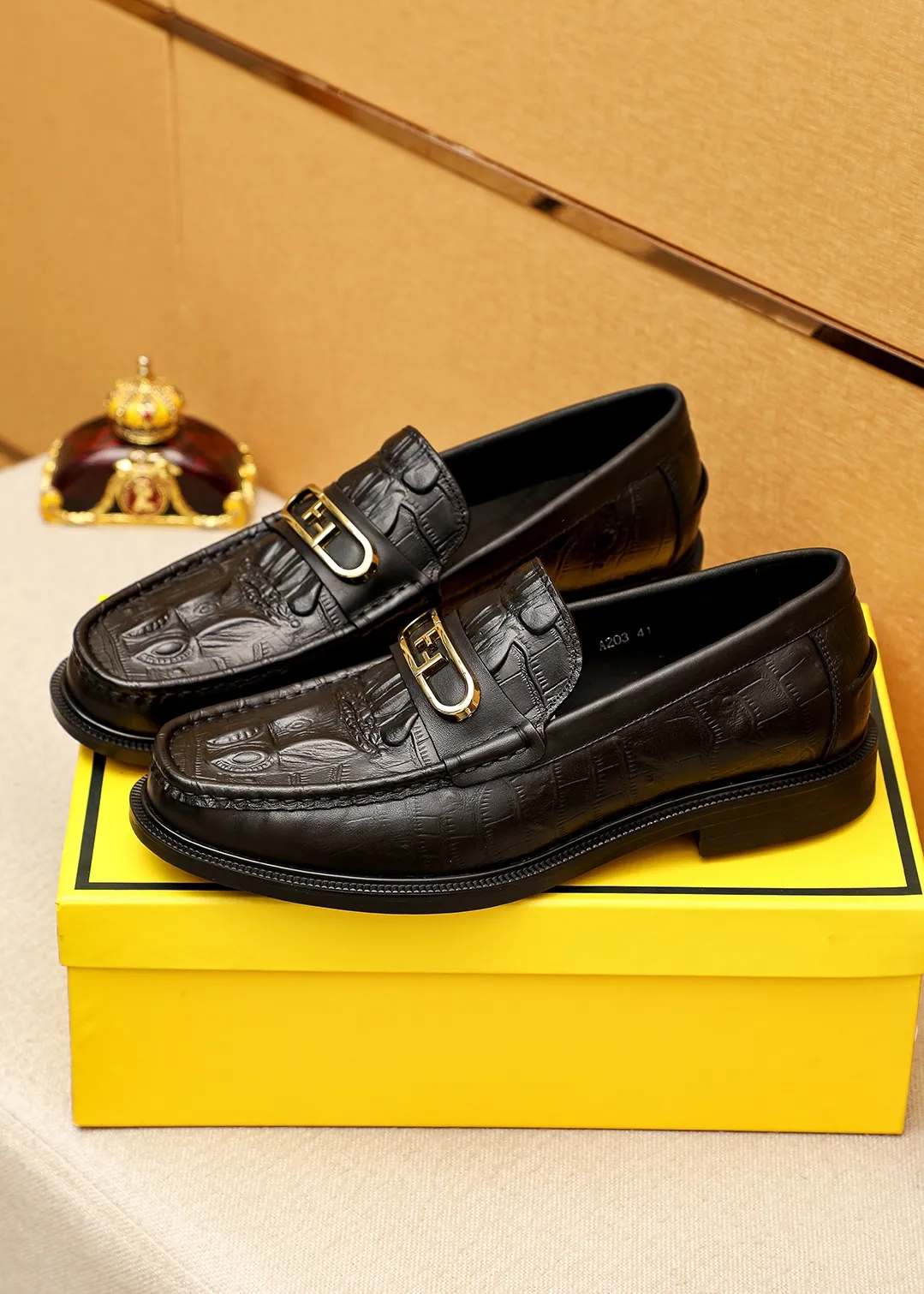 Men's shoes 💰460 💐 Product trademark: FENDI [Fendi] casual leather shoes Regular size: 38-44 (45.46🉑️customized) Product materials: Selected imported first-layer calfskin embossed upper + luxury hardware buckle, imported cow 🐂 lining. Strong three-dimensional visual effect, original outsole color: 1⃣️color optional